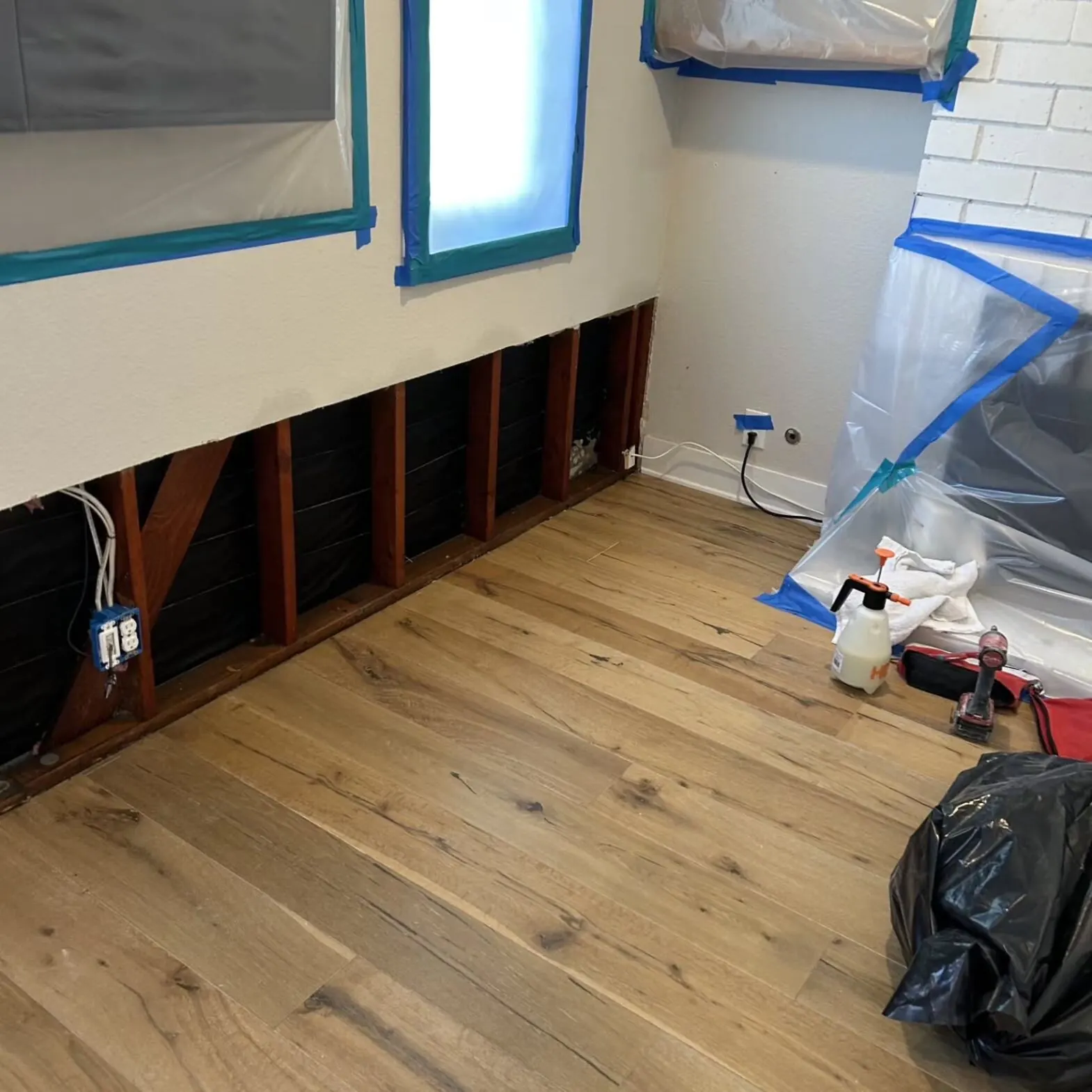 Living Room Flood Cut & Hardwood Floor Drying — Westlake